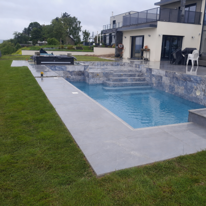Pourtour de piscine en gazon
