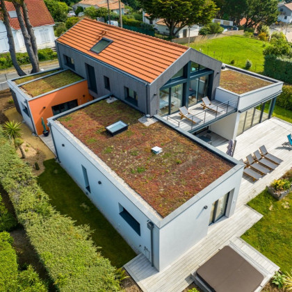 Toiture de villa végétalisée