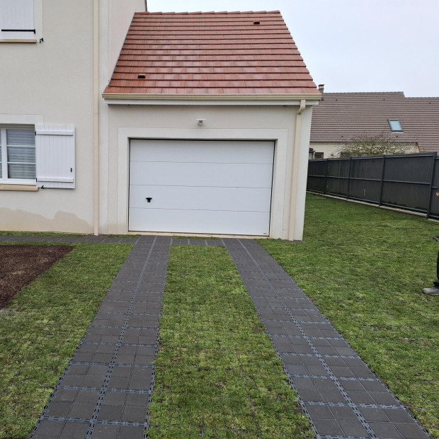 Allée de garage végétalisée