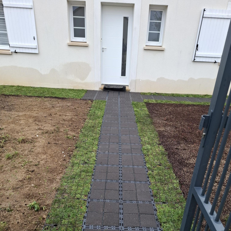 Allée de garage végétalisée